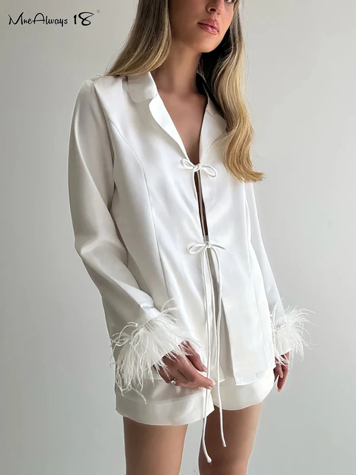 Mnealways18 White Feather Manželky a šortky Dva kusy súpravy Dámske šnurovacie blúzka Satin Feather Outfits Homewear Ženy 2024