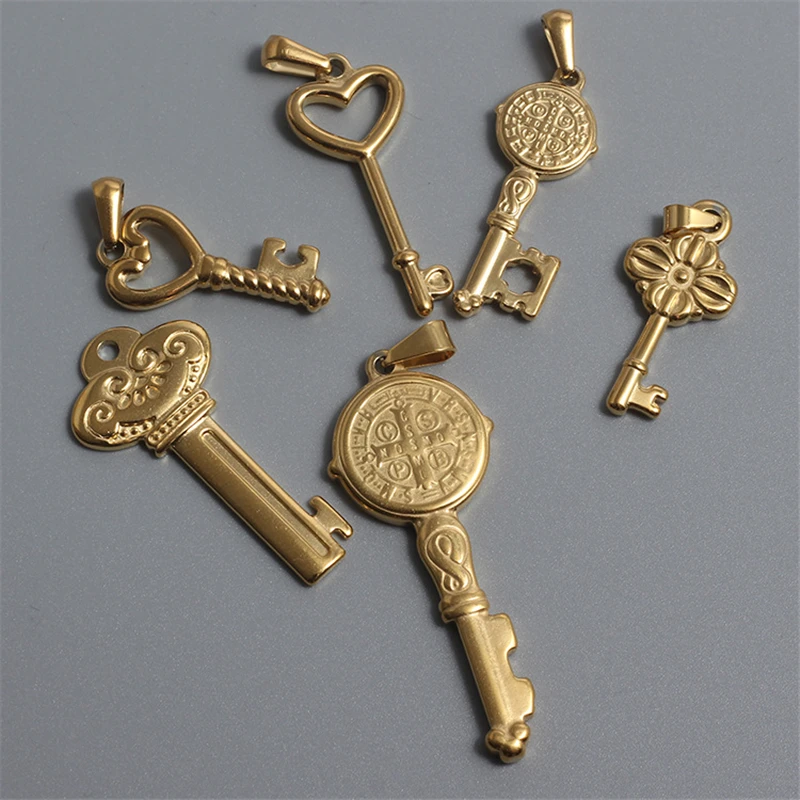 Modagirl 1ks zlaté kvetinové srdce San Benito Medal Key Charm Pendants bez reťazca náhrdelník Veľkoobchod z nehrdzavejúcej ocele