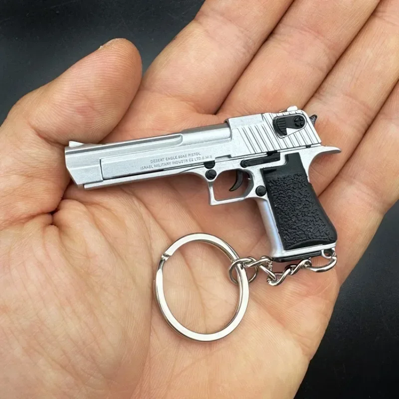 Model hračiek Metal Eagle pre chlapcov, Mini zliatinový kľúče, skutočná zbierka, pubg prop, kreatívny závesný darček, 1: 4