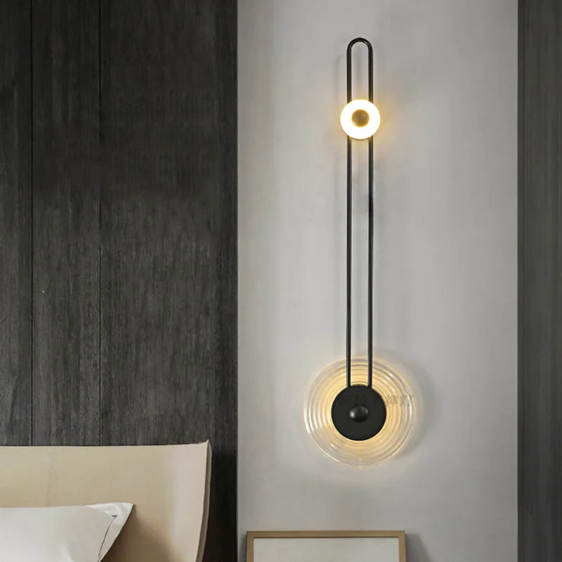 Moderná luxusná jadrová nástenná lampa jednoduchý kovový kov dlhý pól kreatívna obývacia izba pozadie LED lôžko