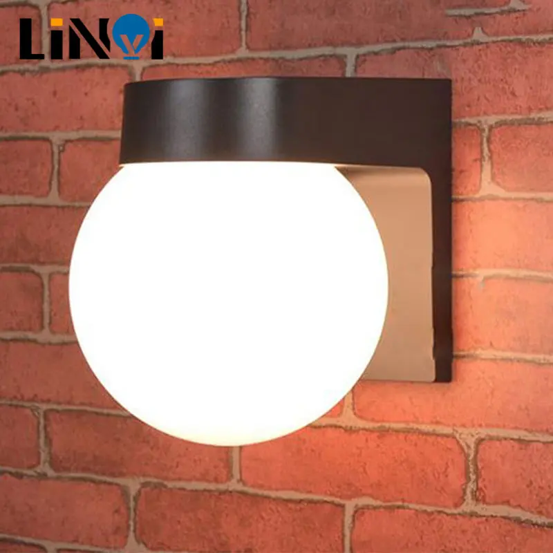 Moderná podkrovná LED vonkajšia veranda Light, čierna biela základňa PC Base Mliečna akrylová lampová lampa E27 Ball Outdoor Wall Lamp hore dole nástenná lampa