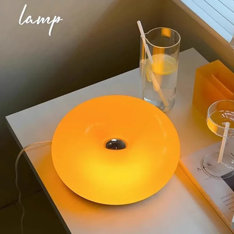 Moderné minimalistické farebné sklo Donut Internet Populárny stolný lampa Touch prepínač francúzska krémová spálňa Atmosféra svetlo