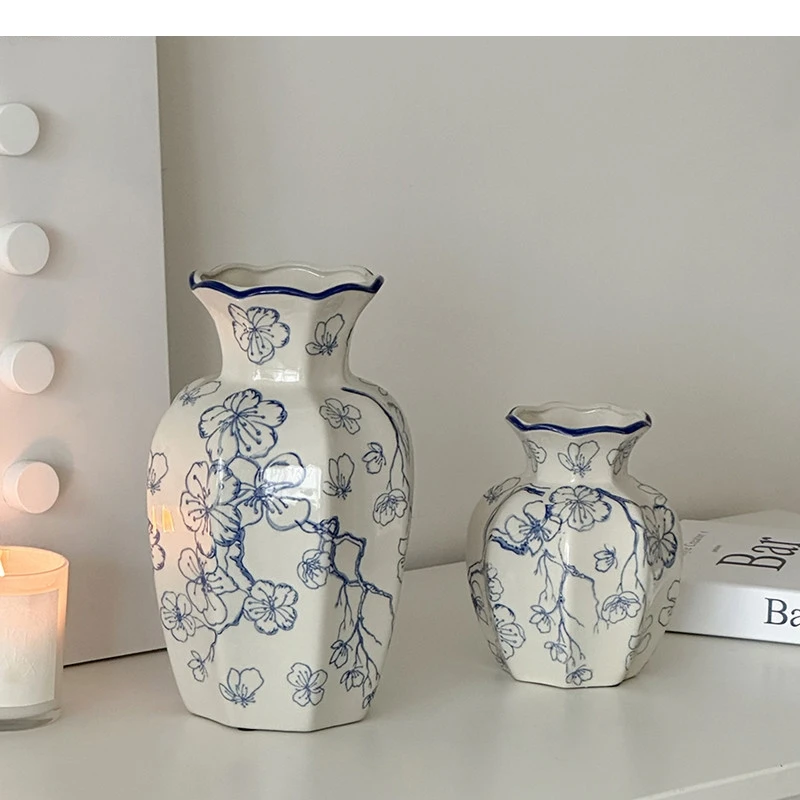 Modrá a biela porcelánová váza dekorácia jedálenský stôl keramika suché kvetinové usporiadanie domáce umenie