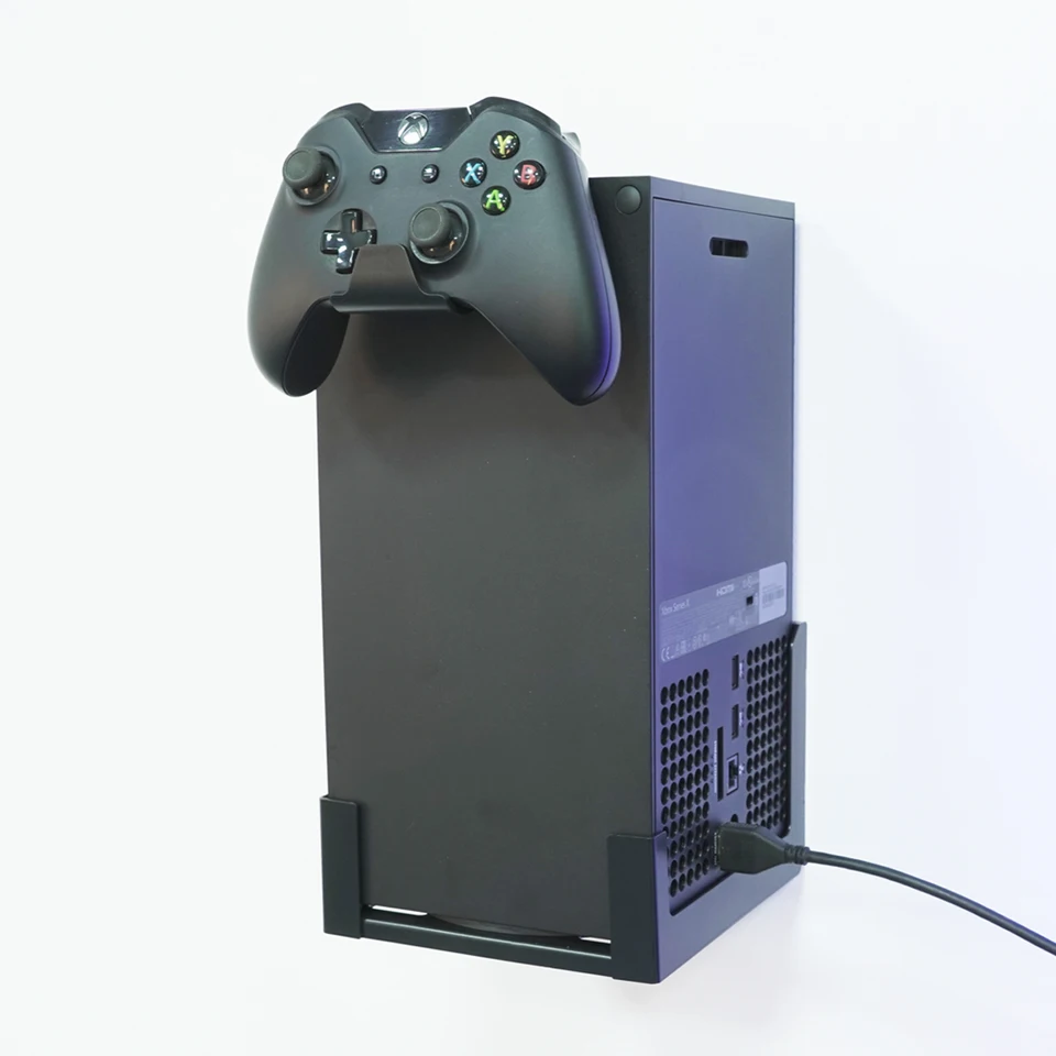 Monzlteck Wall Mount for Xbox Series X, všetky kovové vertikálne visiace na stene.
