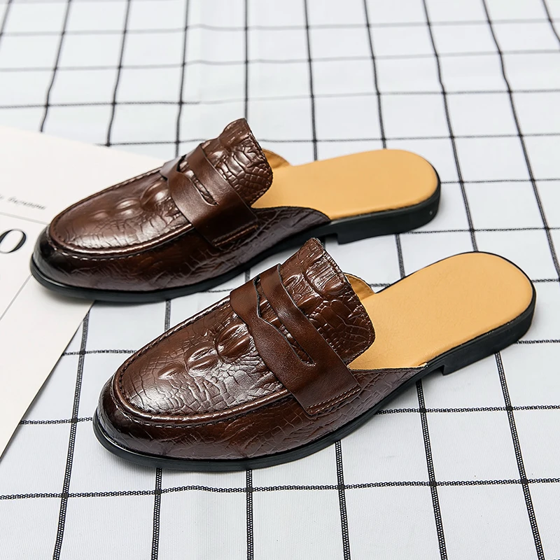 Mules topánky Men Pu Vyrazený vzor Solid solídna nízka maska ​​päty dekorácia módne príležitostné polovičné papuče pohodlné priedušné mužské topánky