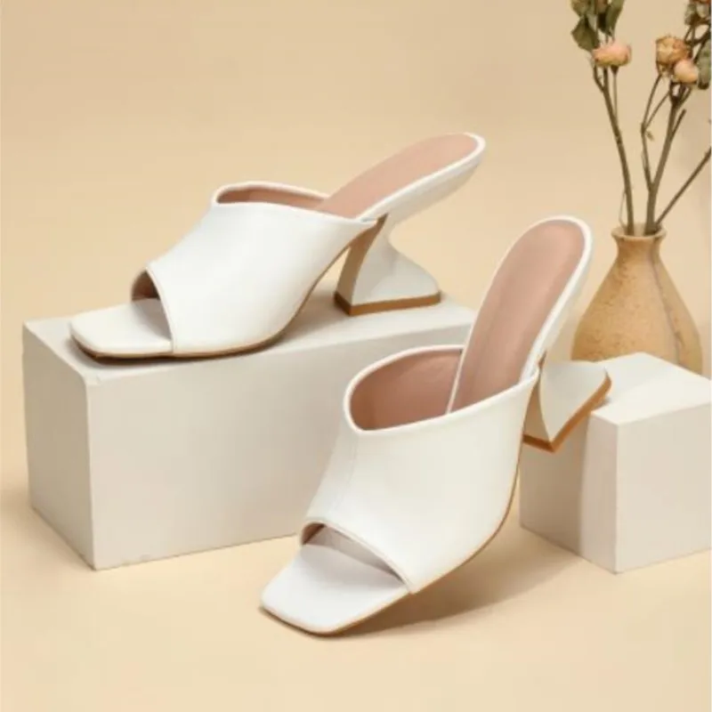 Móda Solid Pu Slip-On Leisure Plinber Strange Heels Square Otvorené prsty Ženy Mules Outdoor Sandále Veľkosť 35-42 leto New New