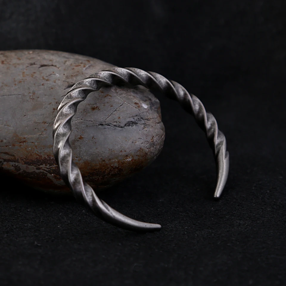 Módna retro kreatívna skrútená náramok punk z nehrdzavejúcej ocele Unikátna mužská žena otvorená náramok amulet