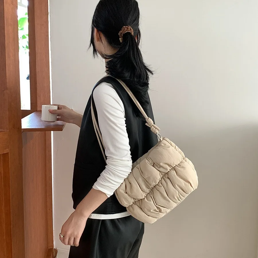 Módna taška na rameno dole a bavlnená bunda taška Dámske dámske kauzové kabelky skladané oblačnosť módnej kabelky Crossbody Bag
