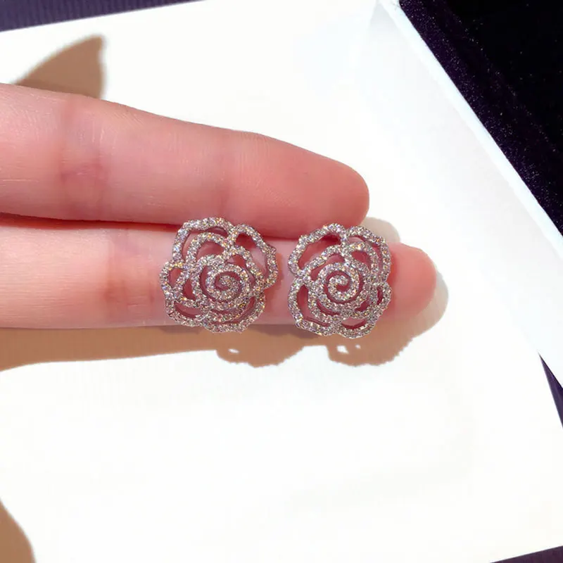 Módna značka PIN náušnice Elegantné plné krištáľové kvetinové náušnice Ženy Kvalitné náušnice proti alergie