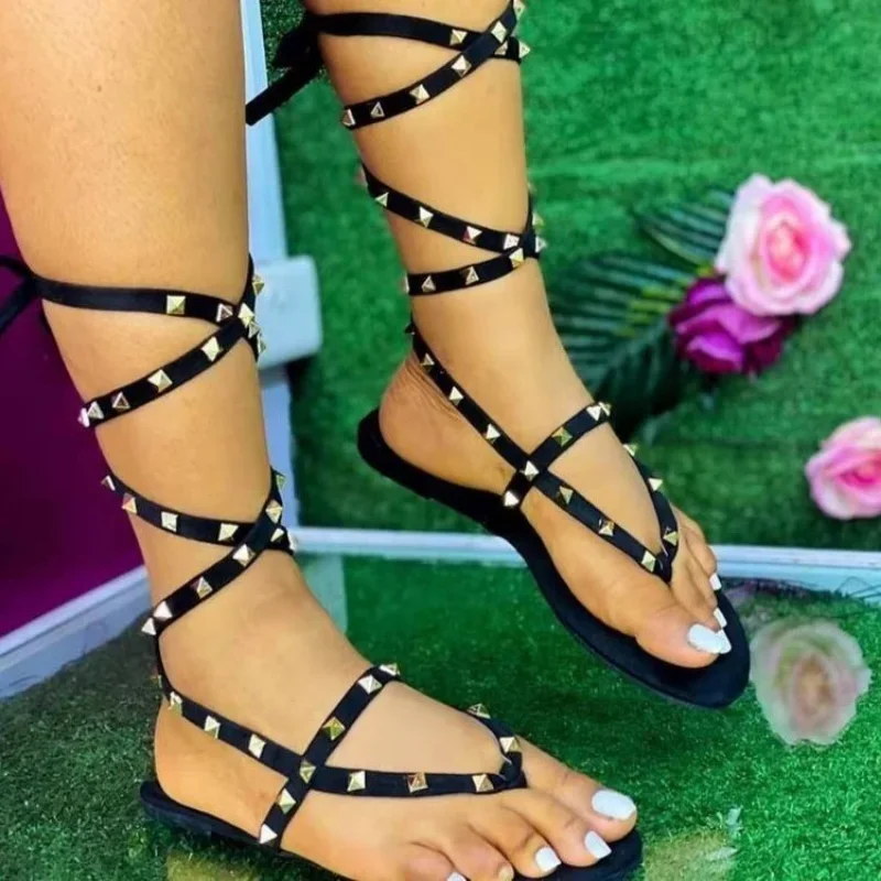 Módne gladiátor sandále 2023 letné dámske sandále Pinch Toe Cross popruhy Flats ležasné nitovanie dámske topánky rímske topánky Zapatos