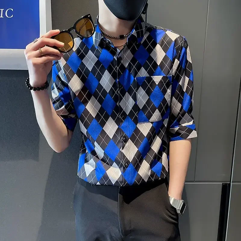 Módne tlačené klopové gombíky Plaid Tirls Pánske oblečenie 2025 Spring New Loose Tops Tops Half Ruckve All-Match košeľa