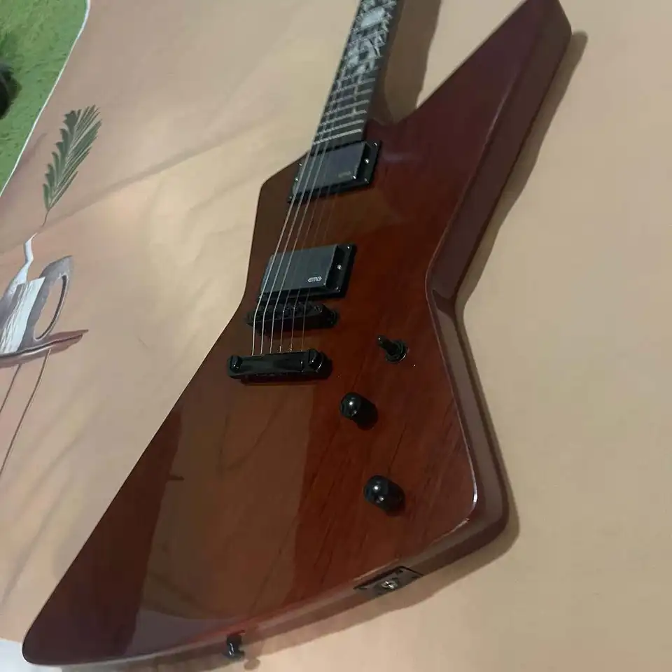 Na sklade, elektrická gitara v tvare 6 akord, priehľadné hnedé telo so skutočnými prepravnými obrázkami. Objednajte a okamžite prepravte