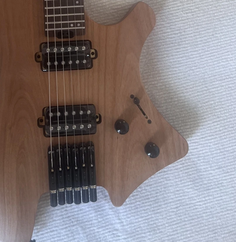 Na sklade vysoko kvalitná saténová hnedá bezhlavá elektrická gitara P90+Humbucker Roast Maple Fretboard Jumbo Frares z nehrdzavejúcej ocele
