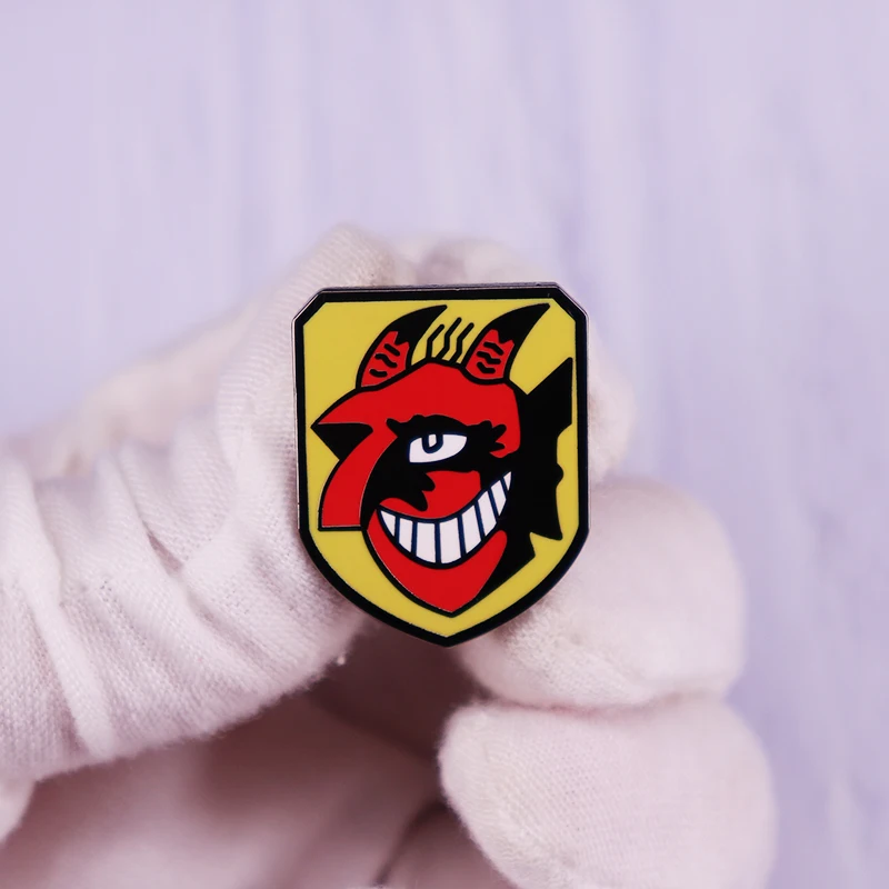 Nemecký znak Luftwaffe 9/JG54 Devil Head Squadron Shield Smalt Pin Odznak