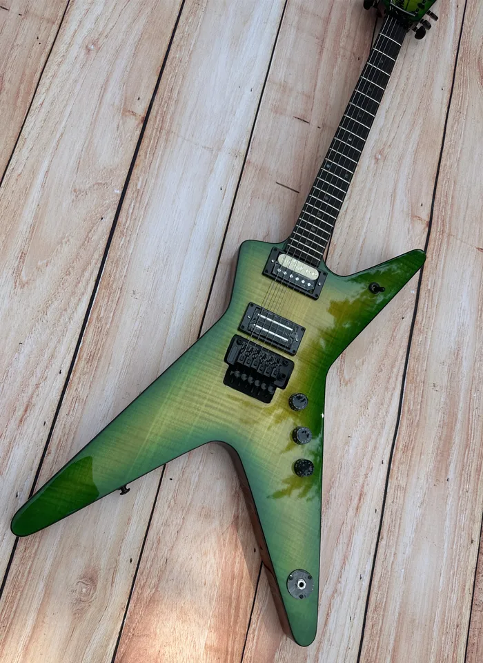 Nepravidelná elektrická gitara, čierne dvojité kokte