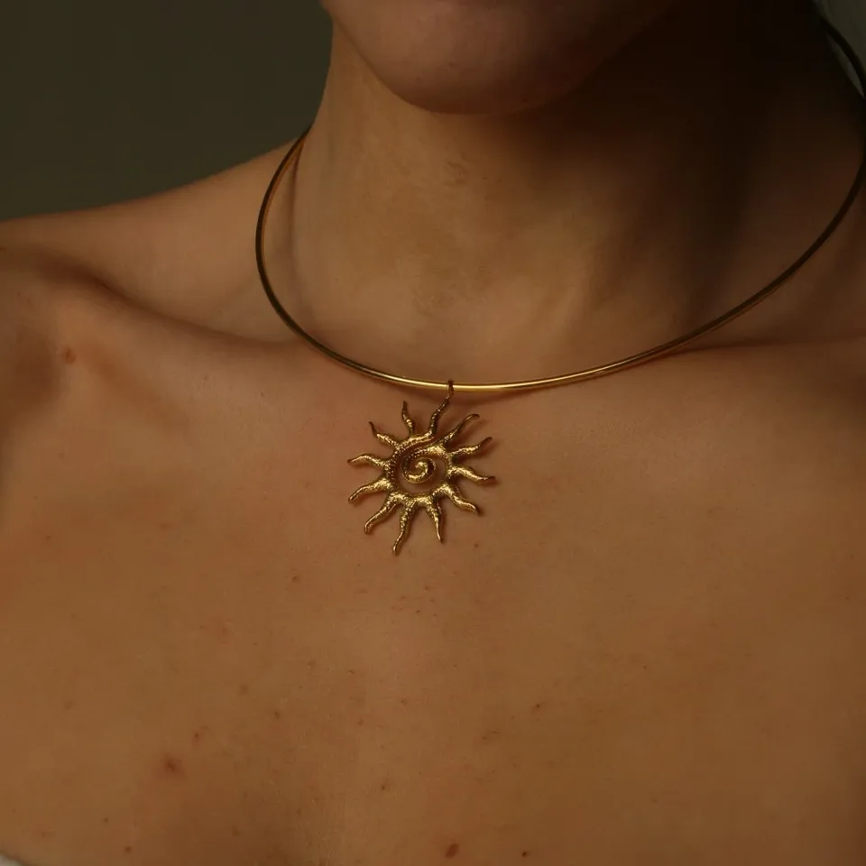 Nerezová špirálová obruč Slnečnica slnečnica prívesok pre ženy 18k Zlatená jedinečná elegantná chokerová vyhlásenie šperky nové trendy