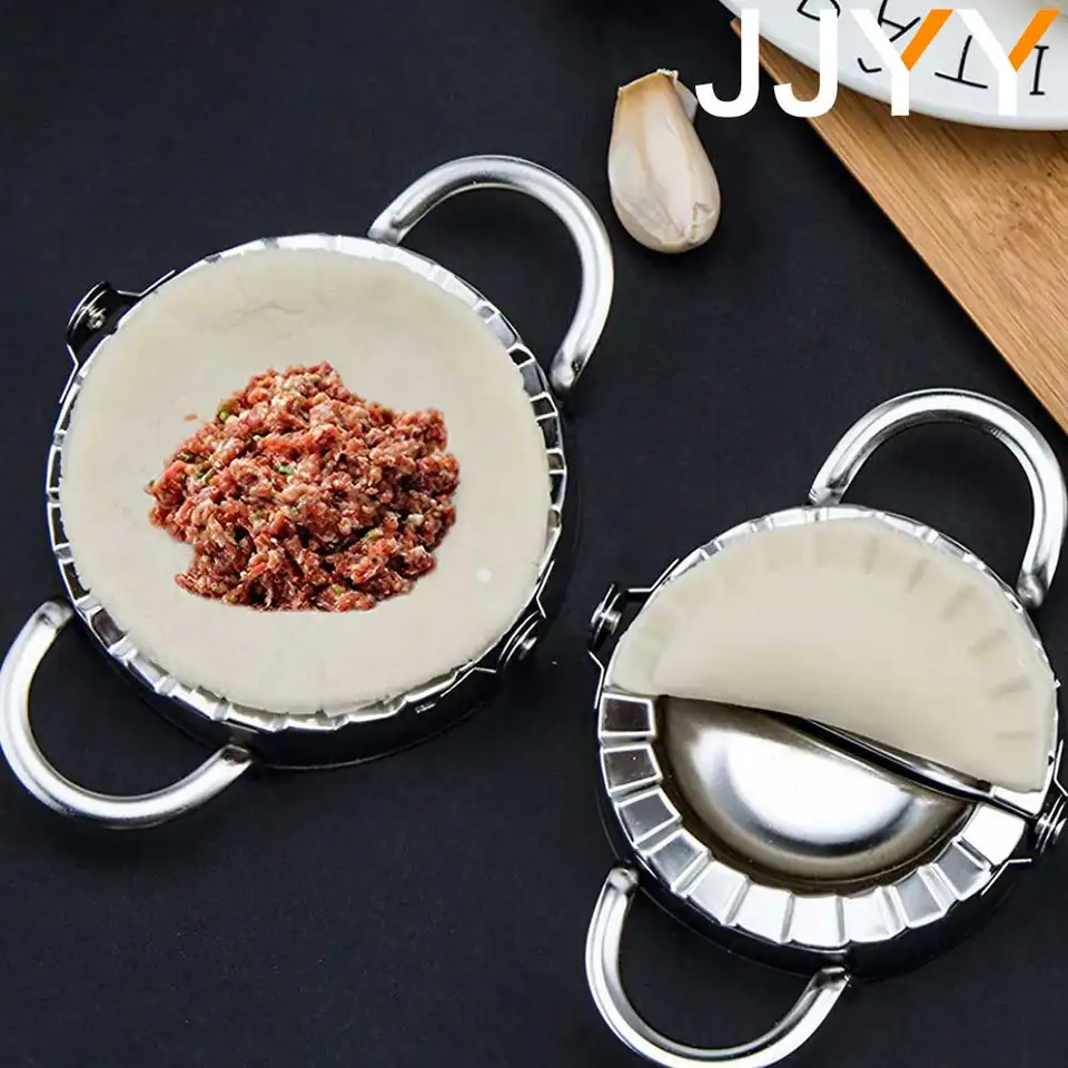 Nerezové knedlové formy, knedlové tvorcovia a nožnice na cesto na výrobu knedle a ravioli; pečivo