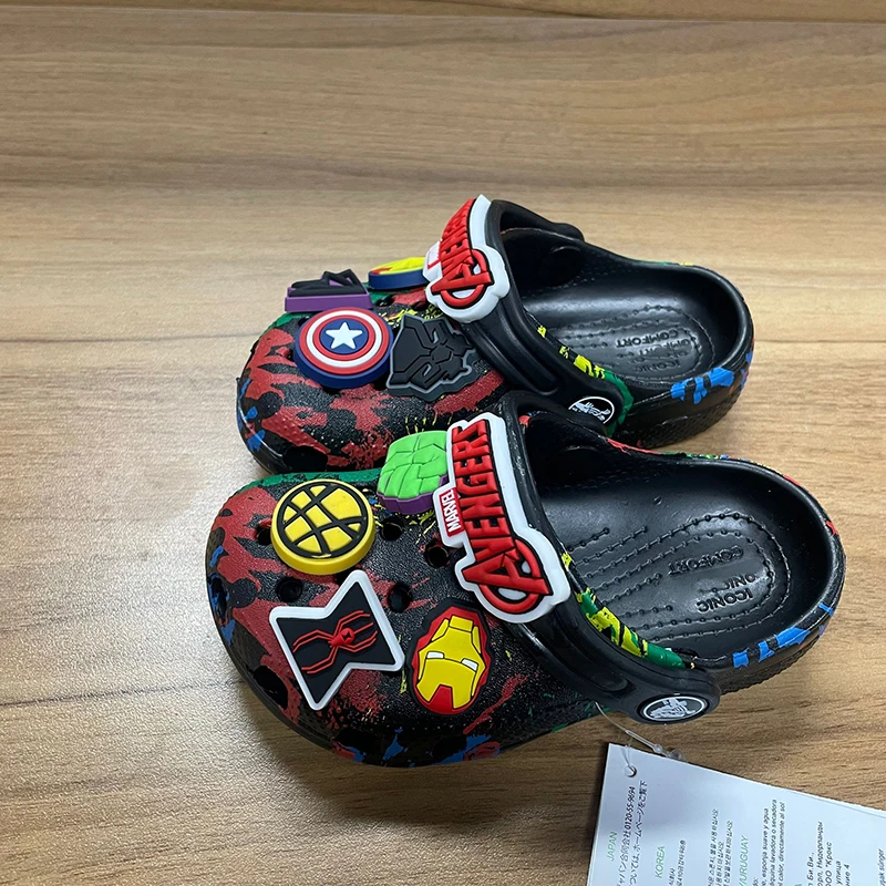 New Miniso Marvel the Avengers Deti Detské diery sandále sandále sandále eva anime domáce plážové topánky letné čierne papuče detský darček