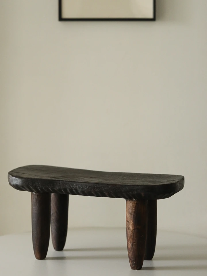 Nordic Vintage Low Stool Moderná domáca dekorácia čierna lavica masívne drevo materiál wabi-sabi v štýle veľkosti 47.5x22x23cm