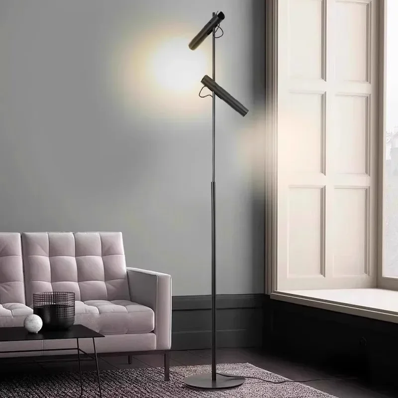 Nordická moderná obývacia izba LED lampa LED lampa High-end spálňa Model izba Kreačný dizajnér nastaviteľná pohovka vertikálne osvetlenie svietidla