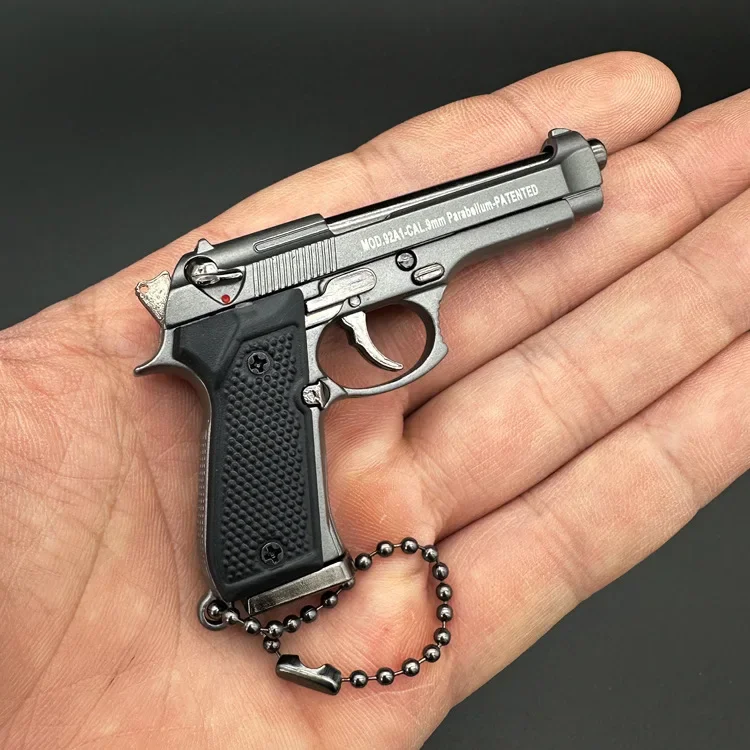 NOVINKA 1: 3 92F Zliatina zliatiny Pištoľový model Keychain Mini G34 Hračky Odnímateľná fidgetová hračka Falošná pištoľ pre chlapec