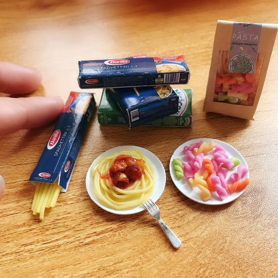 Nová 1 taška 1/6 v mierke Dollous Miniatúrne cestoviny Mini špagety rezance pre Doll House Kitchen Kitchen Play Hračky Príslušenstvo