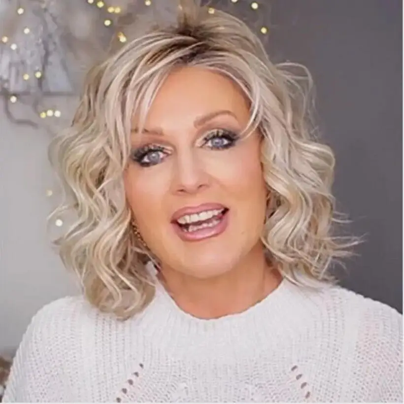 Nová stredne dĺžka nadýchaná kučeravá blondínka syntetické vlasové parochne pre ženy prírodné použitie