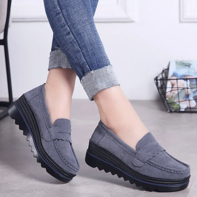Nové jarné jesenné ploché plošina Ženská obuv kravy Suedové kožené dámske mokasiniská Slip-On Dámske kliny Moccasins ženské tenisky