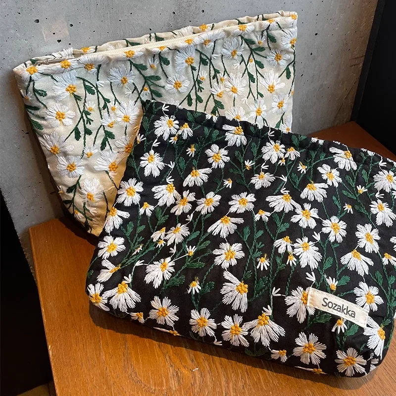 Nové módne sladké Daisy vyšívacie make -up tašku ins clutch kvetinová kozmetická taška cestovná taška