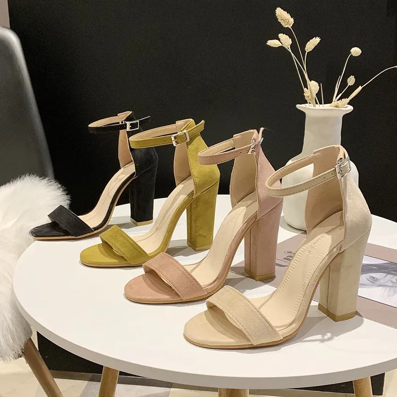 Nové sandále s vysokým podpätkom Ženy veľké veľkosti 34-43 Módne letá Summers Open-Toe Bockle Stretne päty Sandále Príležitostné sandále