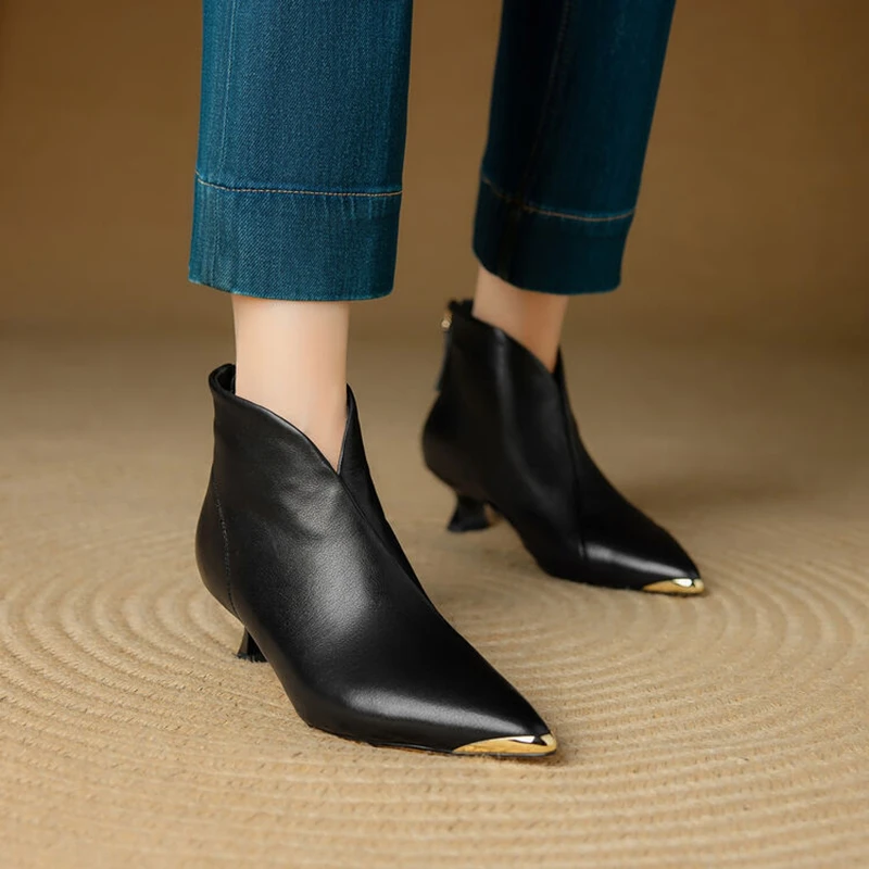 Nové topánky na jeseň/zimné topánky Špicaté topánky na päte mačiatko Originálne kožené topánky pre ženy Elegantné členkové topánky zips moderné topánky