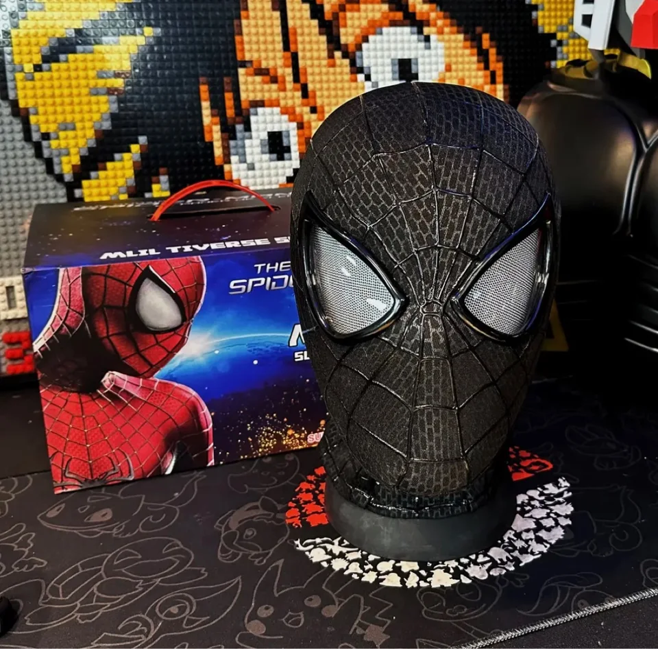 Nový jed Black Amazing Spider Man Head Cover Elektrický blikajúci prsteň diaľkové ovládanie dospelých a deti nositeľná maska
