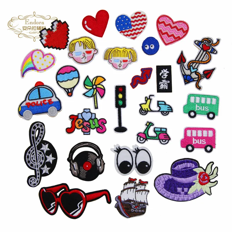 Nový príchod 10 ks Malé auto Semafor Light Eyes Eyes Srdce Vyšívané záplat železo na motíve DIY Applique výšivka Decan