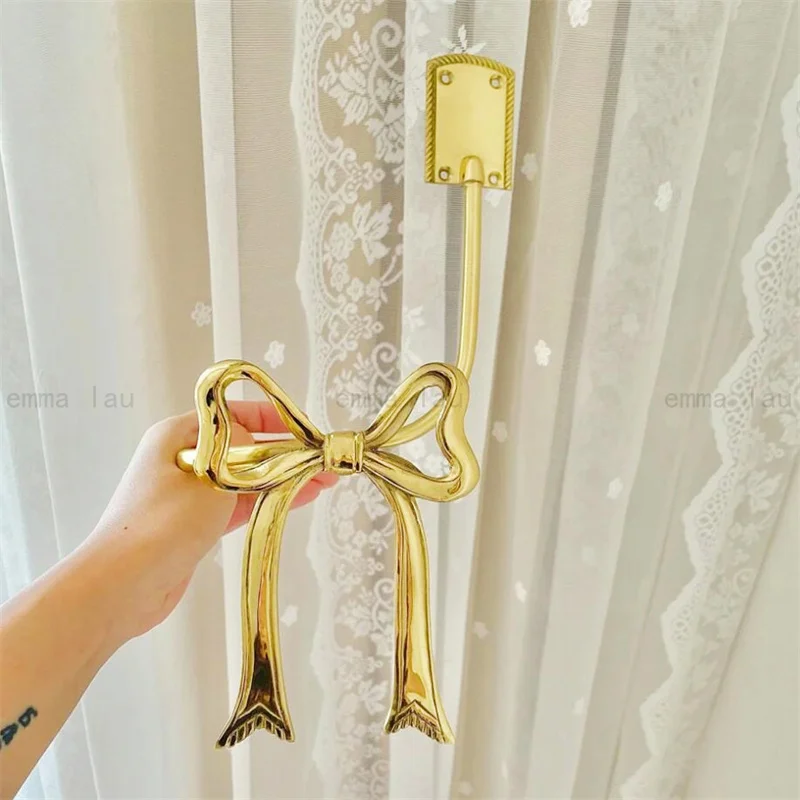 Nový závesný háčik Brass Bow Golden Curtain Hook Light Luxusné domáce skladovanie Dekoratívne steny závesné háčiky