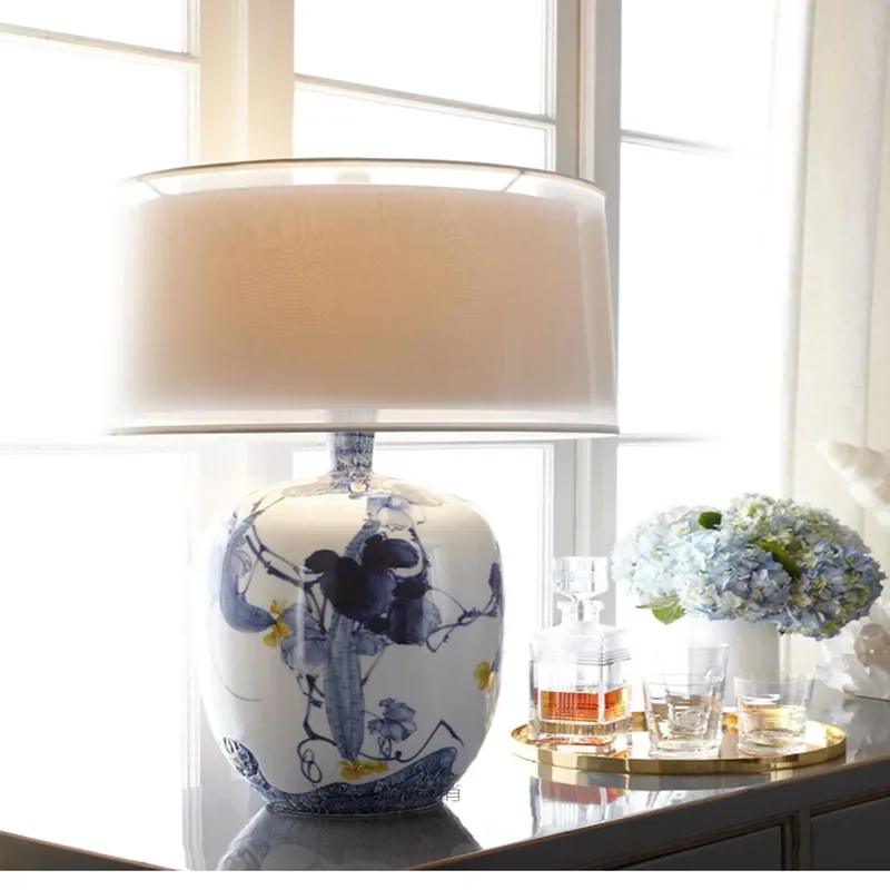 Nový čínsky štýl Jednoduchý spálňový lôžko, ručne maľovaná modrá a biela porcelánová stolová lampa obývacia izba dekorácie stolová lampa