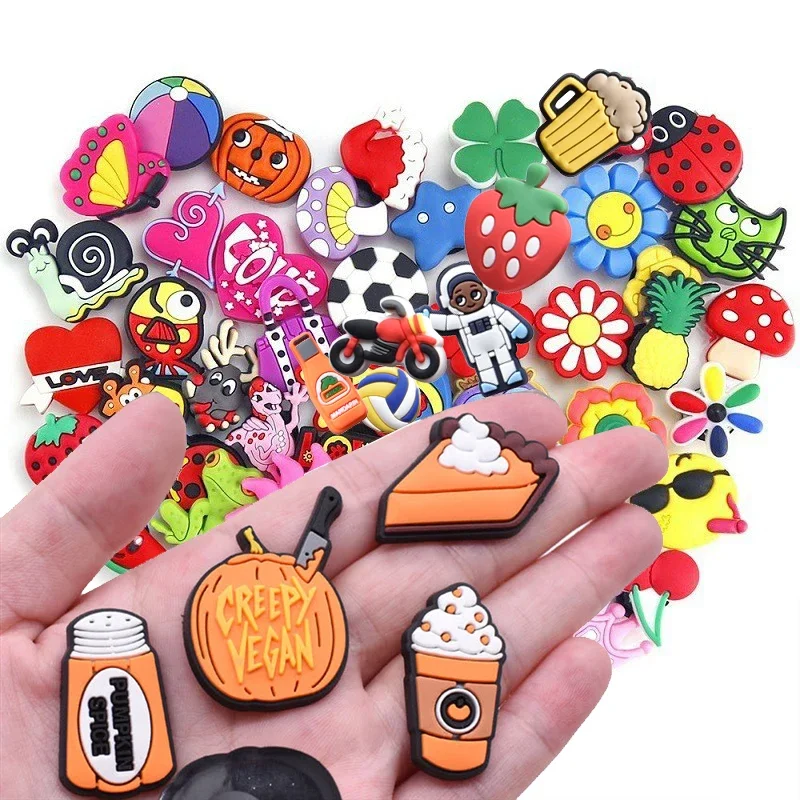 Náhodné kúzla obuvi pre Crocs Accessories Set Shoes Charm pre dekorácie Croc Pins Men Príspevok Dáli Žena Dachľovanie Clips odznaky