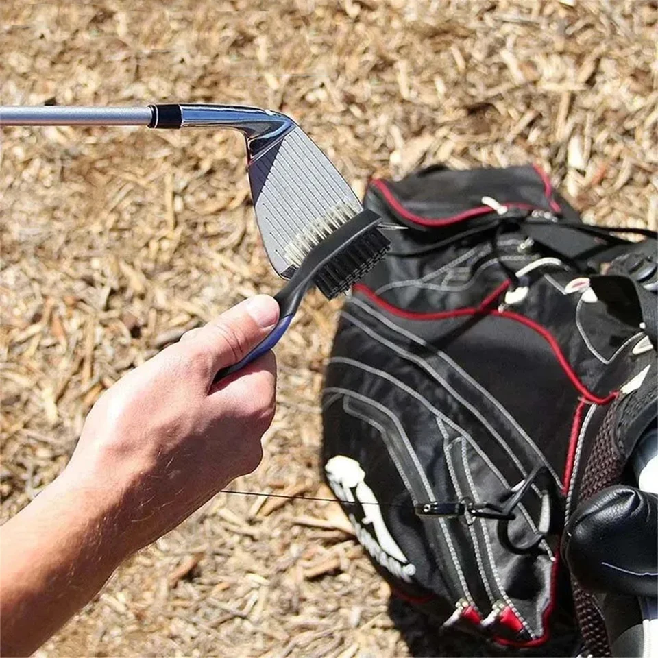 Obojstranná čistiaca kefka na golfové kluby so zatiahnuteľným káblom a prenosným čistiacim prostriedkom na čistenie golfu