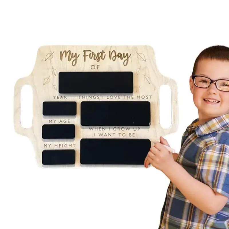 Opakovane použiteľný deň školského podpisu Deň tabule Chalkboard späť prvá doska na poslednú študentskú rekvizitovú správu