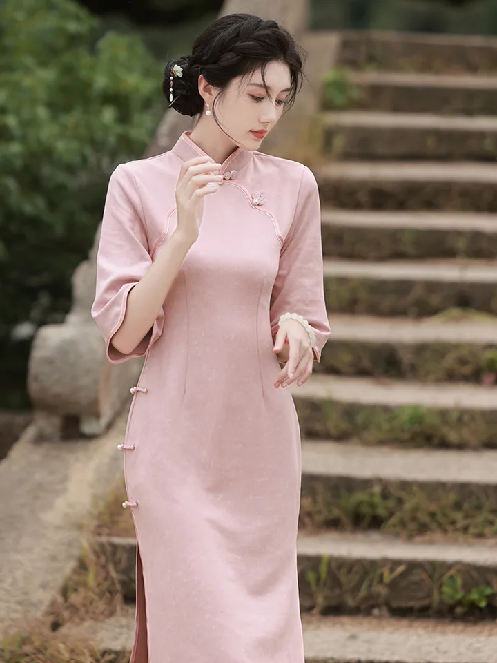 Orientálny mandarínový golier Sedem bodov rukáv Suede Cheongsam Tradičné elegantné čínske čipky strednej dĺžky qipao