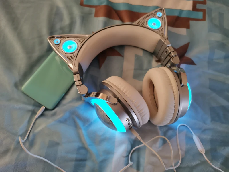 Originálne Brookstone Cat Ears Wireless Bluetooth slúchadlá Ariana Grande Silver RGB Luminescence Girl Gaming Headset