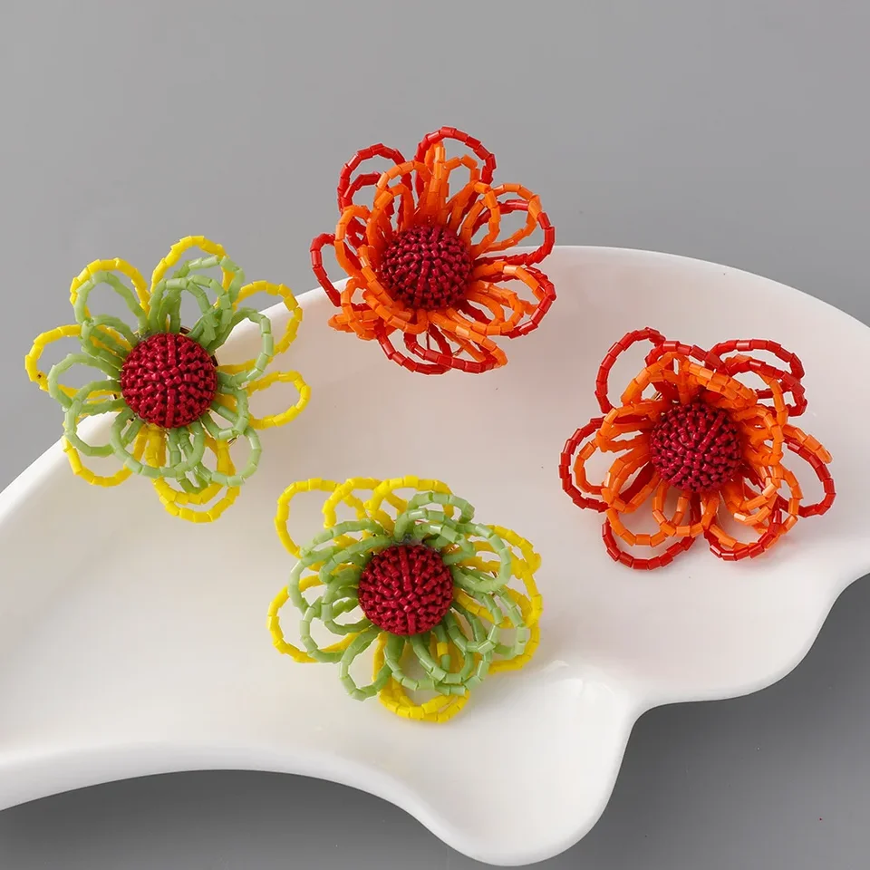 Osobnostné letovisko Crystal Korálkové náušnice Daisy Európske pop prehnané ručne tkané jednoduché módne kvety