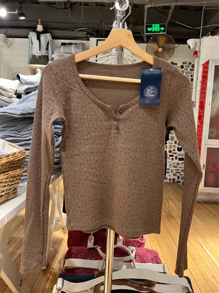 Očné kvetinové hnedé hnedé s dlhým rukávom štíhle tričko pre ženu O-krk tri gombíky Tees roztomilé sladké dievča neformálne tričko Tops oblečenie