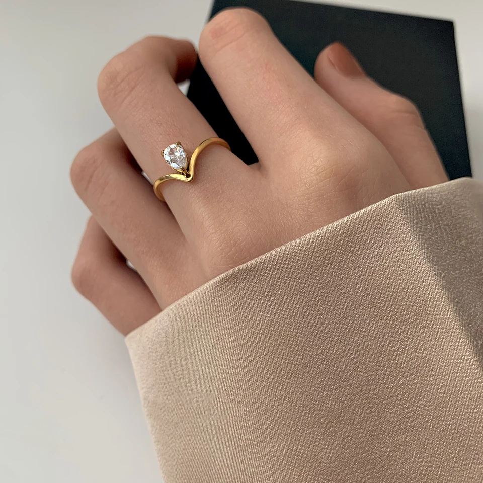 Peri'sbox Trendy V Shape lesklé trojité pazúry vykladané so zirkónovými krúžkami pre ženy Vynikajúca zlatý vodotesný zásnubný prsteň