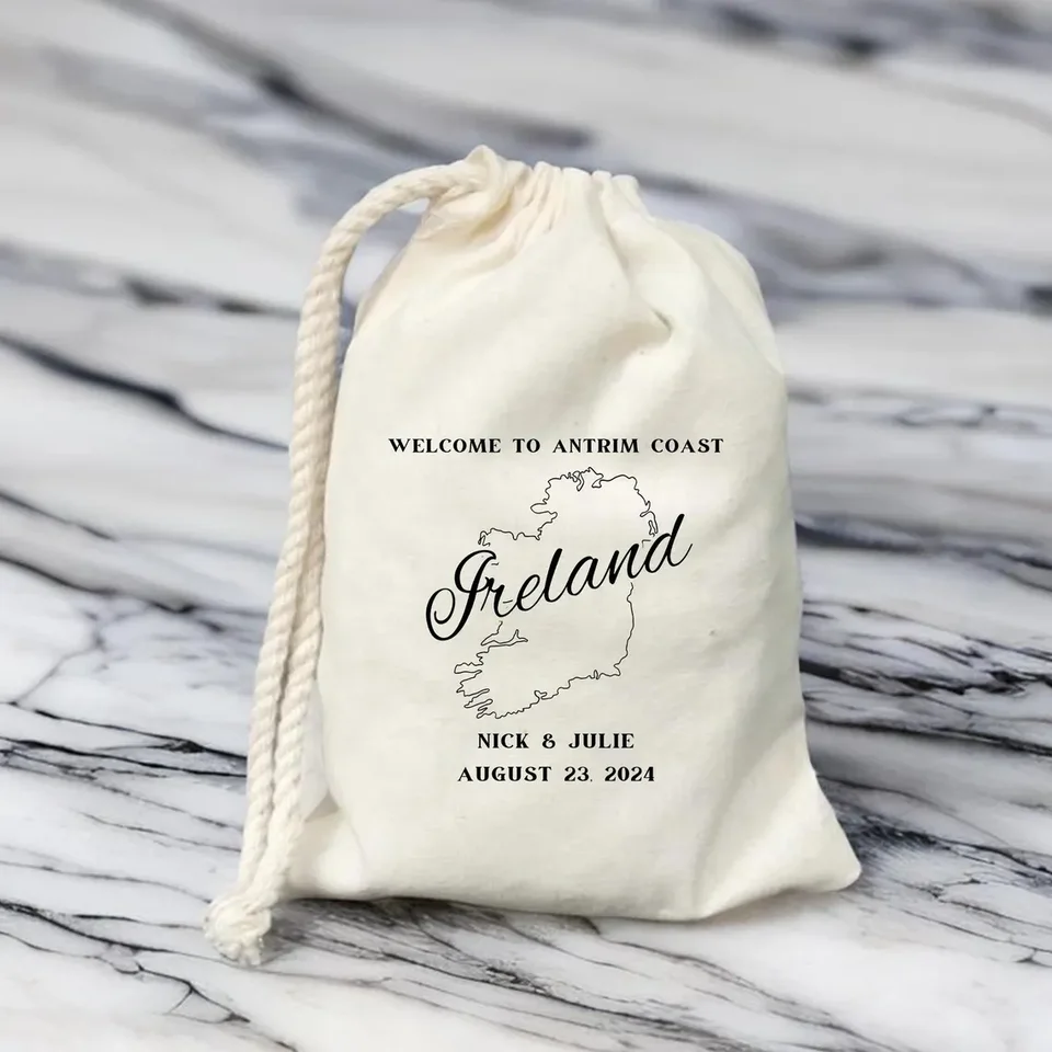 Personalizované privítanie v taške Antrim Coast Bag, Írska cieľová svadobná láskavosť, Írska obrysová mapa taška, plážová svadobná par