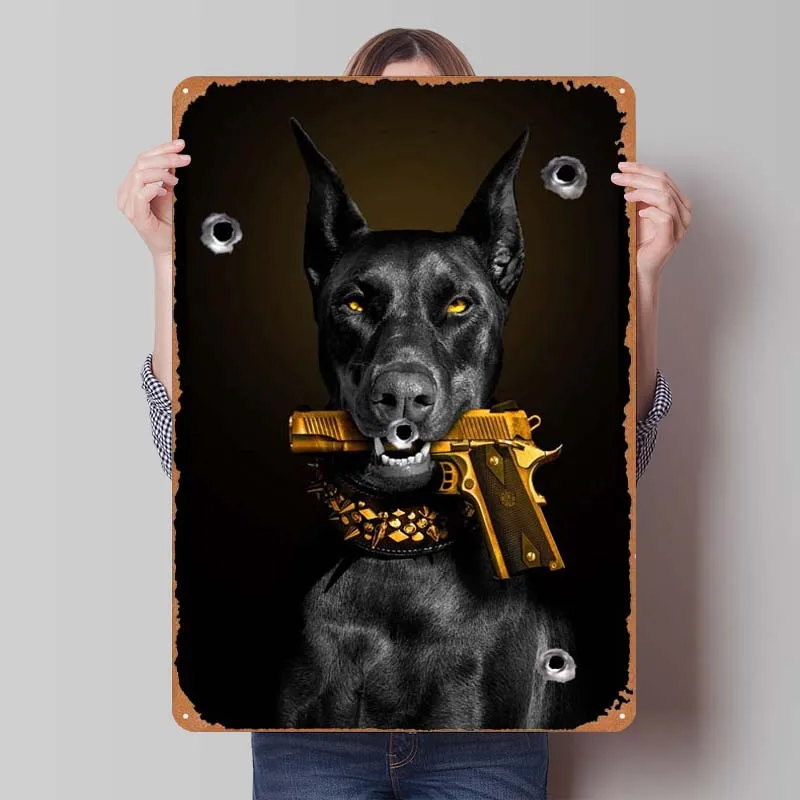 Pes so zlatou pištoľou Tinkplate Sign Plaget Decor Decor Prispôsobený retro kovový znak pre bar stenu dekorácie Domáce dekorácie