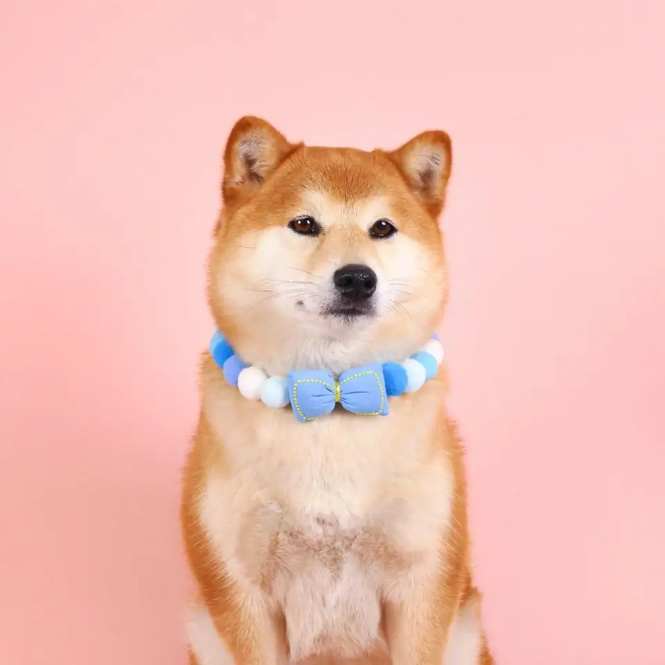 Pet golier farebný pet golier elegantný pet s kožušinovými goliermi s lukom vianočné dekorácie módny mačkový pes na fotografiu