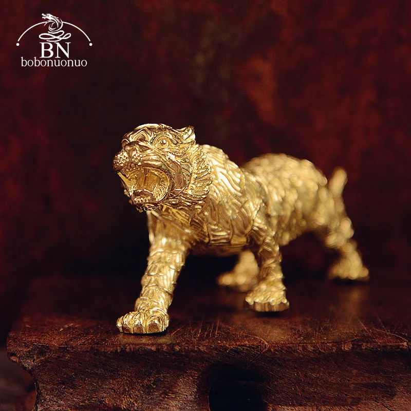 Pevná mosadz Big Tiger Socha Desktop Ornament Čaj Pet Zlato farebná farebná figurína figuríny