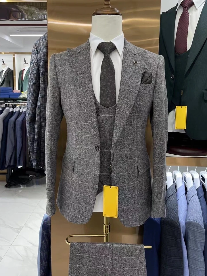 Plaid Pánsky oblek súprava tri kusy Tuxedo nohavice Nastavte jeden gombík Vest