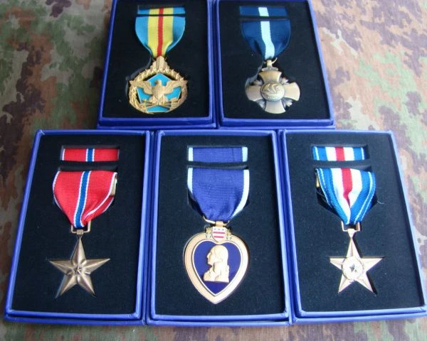Plná scéna WW2 American Award Star Ministerstvo obrany, obrana Distinguished Service Medal, odznak hrudnej medaily US Purple Heart.