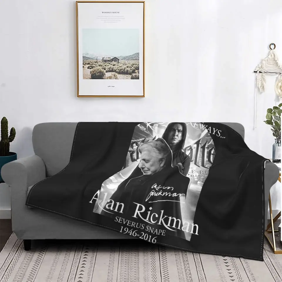 Po celú dobu vždy Alan Rickman Severus Snape 1946 2016, prikrytá koralová fleecová pohovka venovaná pohovkou